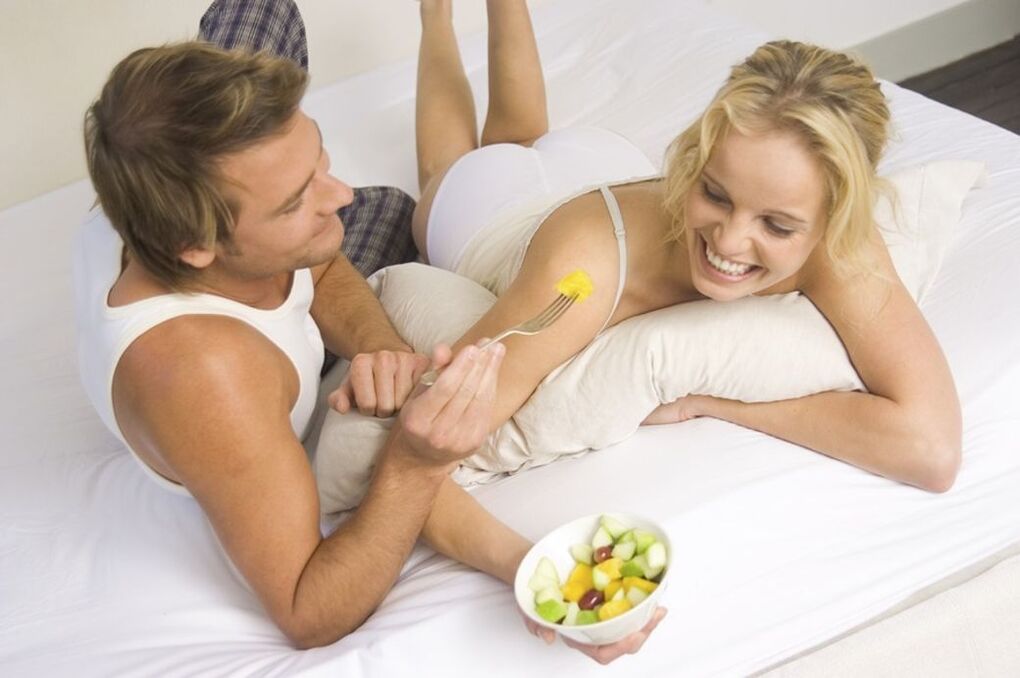 wanita dan pria makan salad untuk potensi
