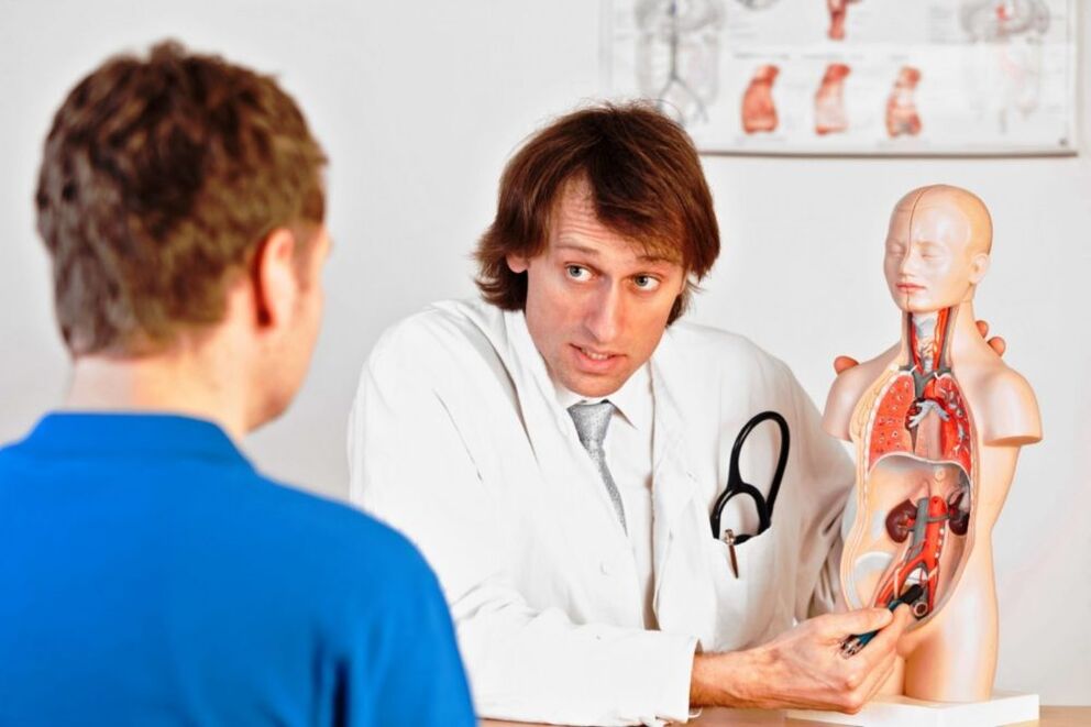 Dokter menasihati pasien tentang alasan yang menghambat potensi